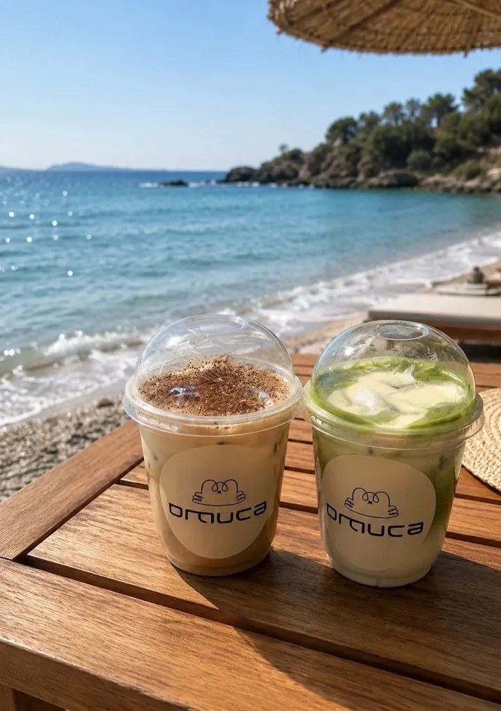 Café vietnamien glacé et matcha Omura à emporter, face à la mer à Nice