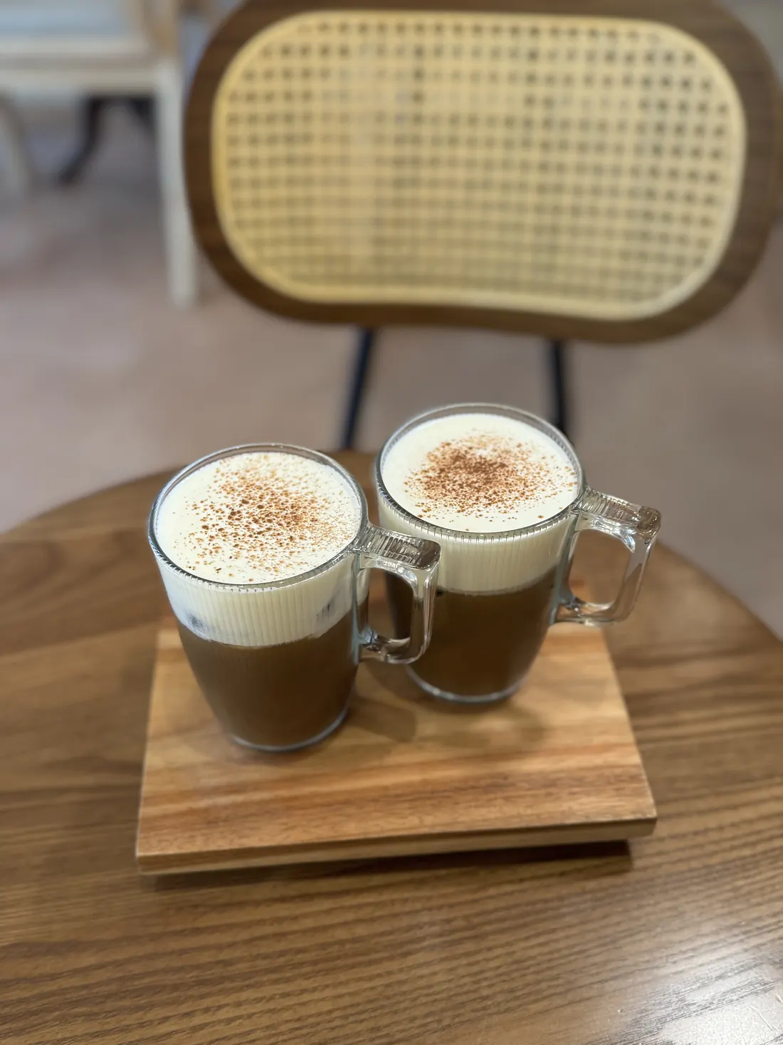 Deux cà phê muối Omura, café vietnamien salé, mousse salée saupoudrée de cacao, sur une planche en bois